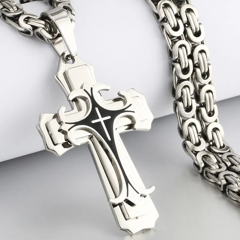 Collar para hombre Trinity con cruz latina – Colgante en capas de acero de titanio