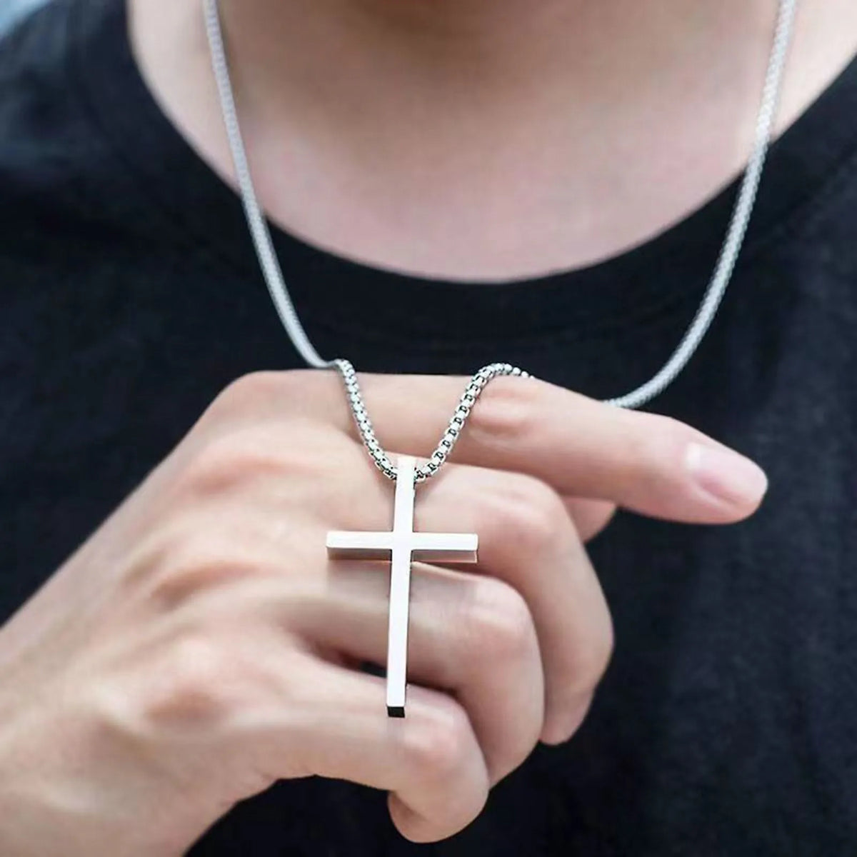 Halskette mit schlichtem Kreuzanhänger und Edelstahlkette