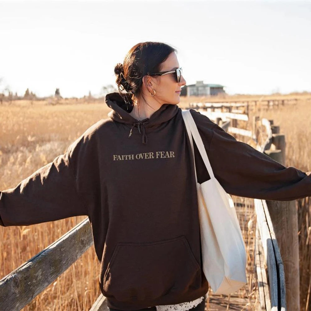 Sudadera con capucha Fe sobre el miedo – Sudadera cristiana con versículo bíblico para hombre y mujer